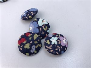 Stof knap - betrukket med farvede yndige blomster i marine, 20 mm